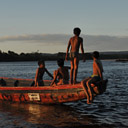 Po tym jak wróciliśmy na miejsce, do łodzi weszli młodzi Indianie, by po chwili popisać się skokami do wody